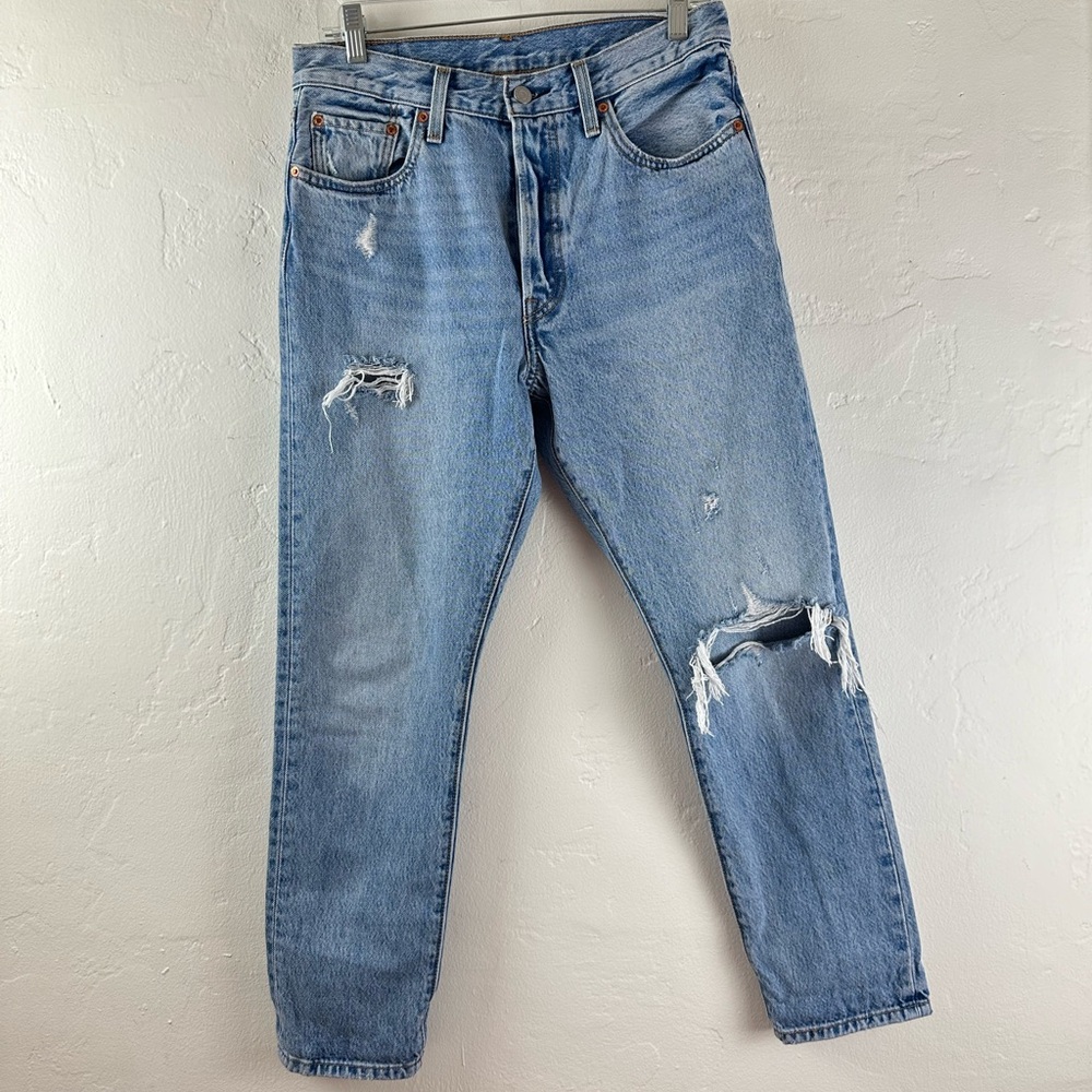 Levi’s distressed skinny jean with rips. W29 L28
